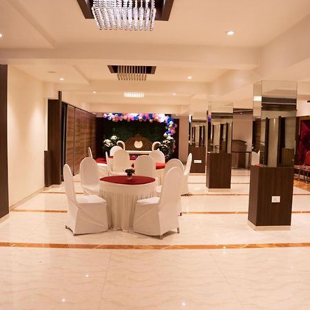 Gold Crest Business Hotel Нави Мумбаи Экстерьер фото