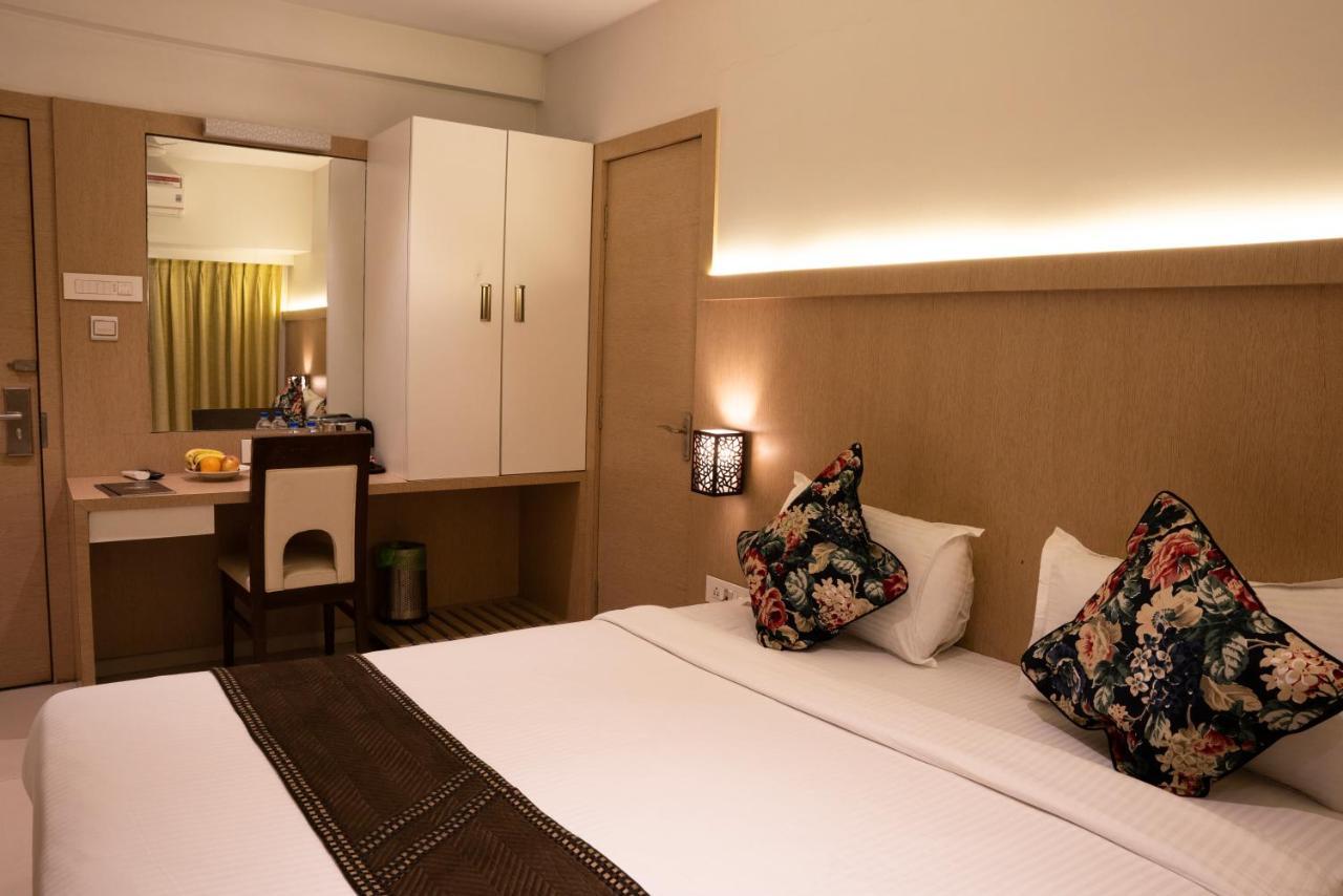 Gold Crest Business Hotel Нави Мумбаи Экстерьер фото