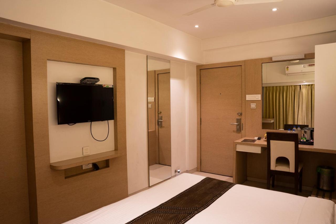Gold Crest Business Hotel Нави Мумбаи Экстерьер фото
