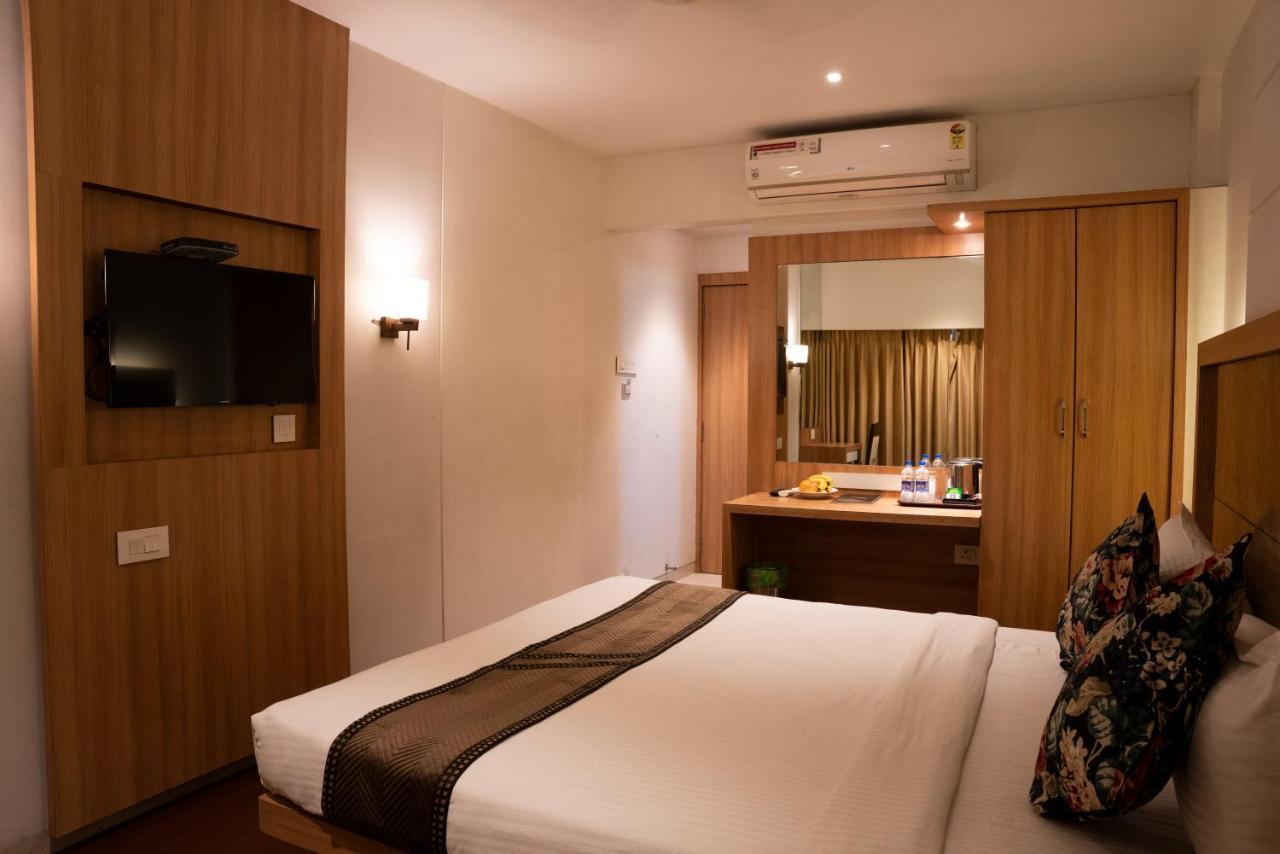 Gold Crest Business Hotel Нави Мумбаи Экстерьер фото