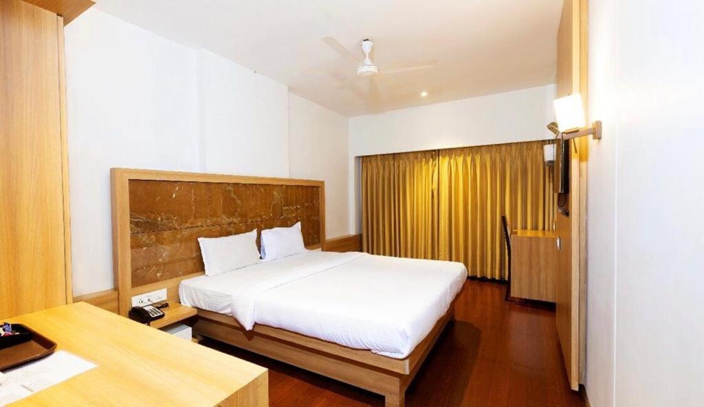 Gold Crest Business Hotel Нави Мумбаи Экстерьер фото